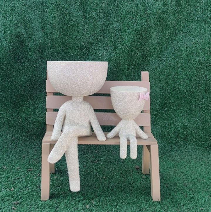 Madre e hija en banca