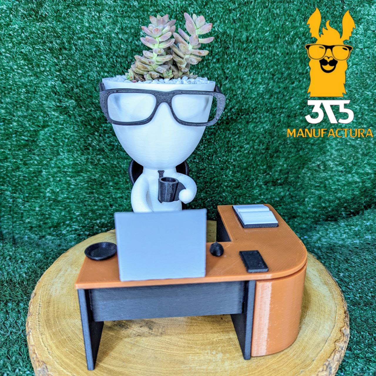 Oficinista con escritorio